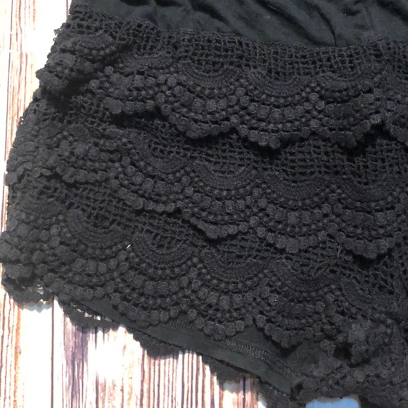 Umgee medium black crochet lace shorts - Picture 2 of 7
